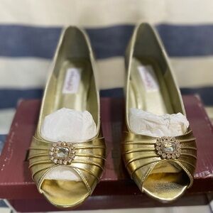 NWT DYEABLES Anette Low Heel Wedge open toe Gold Metallic w/gem SZ 8.5 Wide